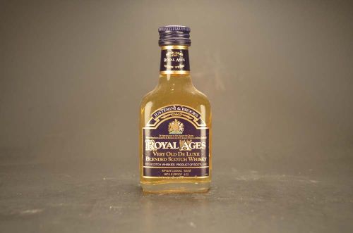 Royal Ages Very Old De Luxe Quality Blended Scotch Whisky 1562